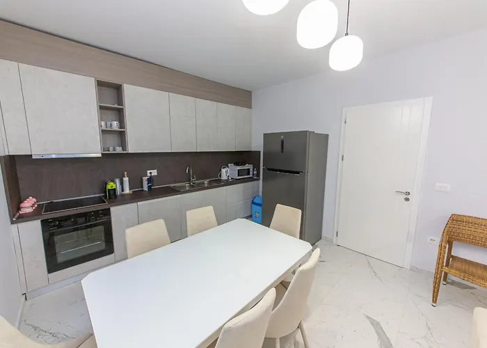 Luxury 4 * فلورا