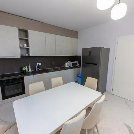 Luxury 4 Apartment *